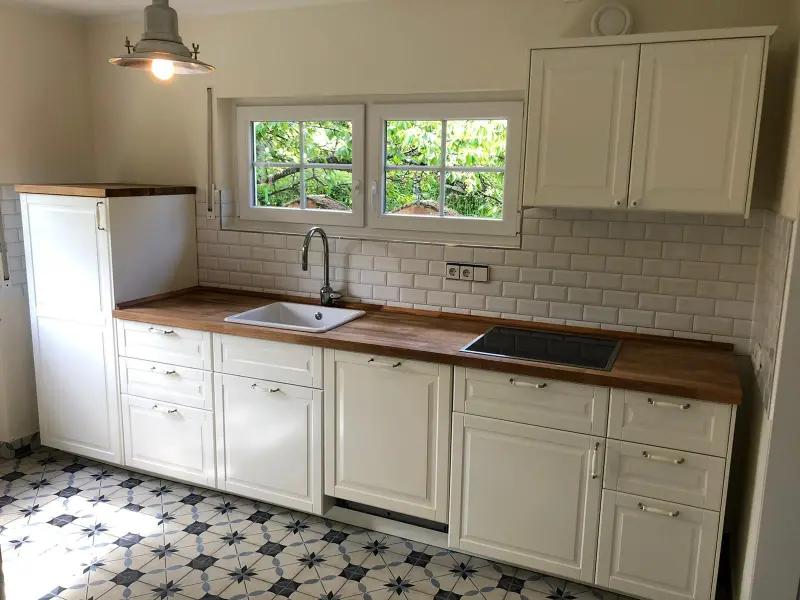 Bijela country kuhinja s drvenom radnom pločom i metro pločicama - montaža kuhinja Samobor