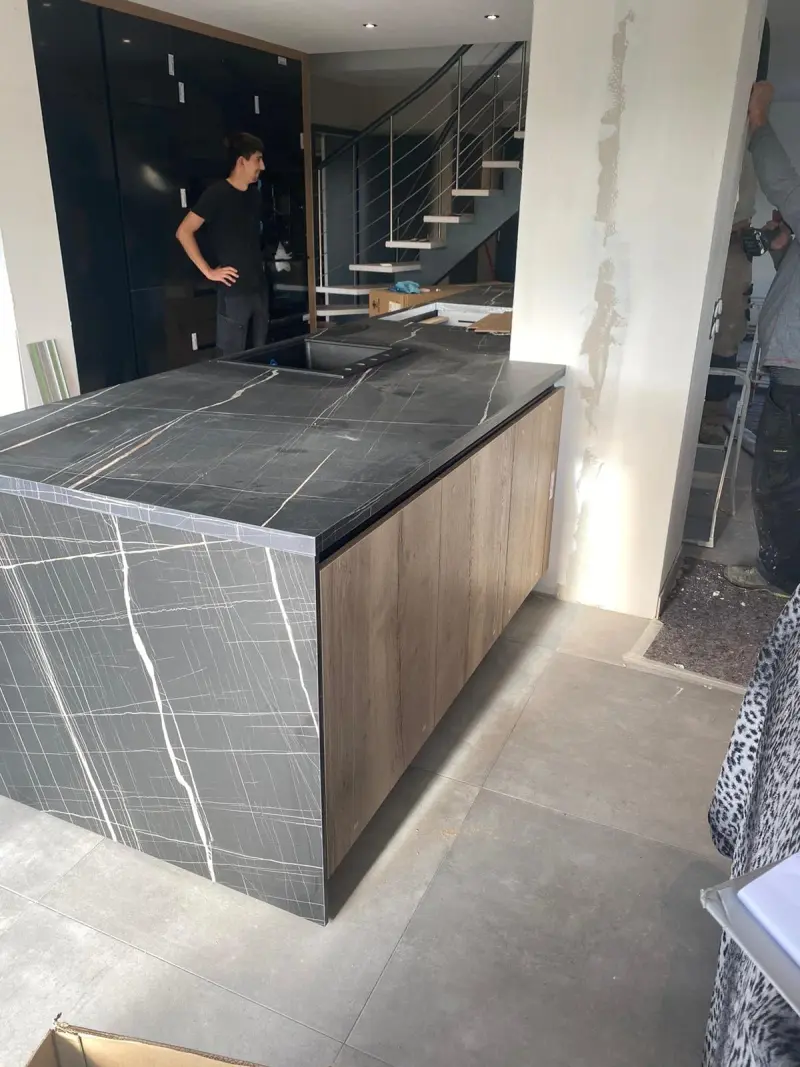 Kuhinjski otok s tamnim mramorom i drvenim elementima - montaža namještaja Zagreb